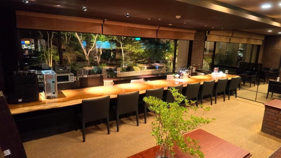 夜のバーラウンジ