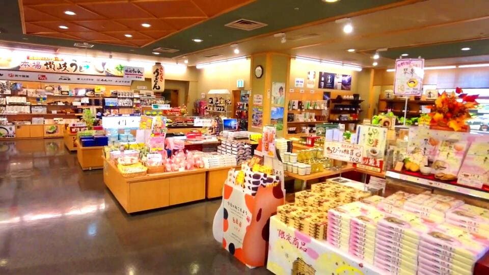 売店とご当地お酒コーナー