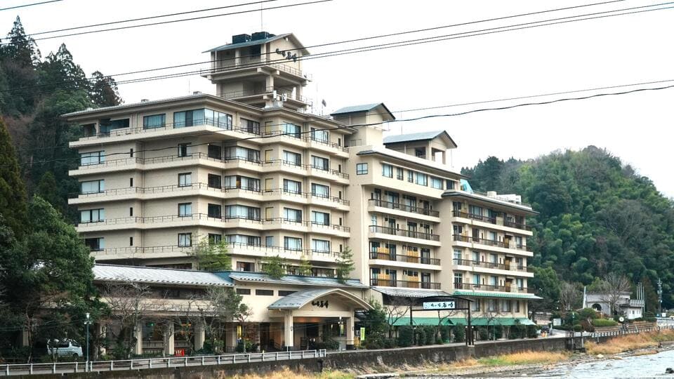 依山楼 岩崎 外観