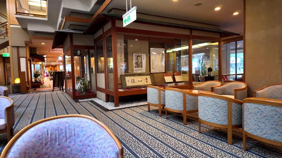 源泉掛け流しの半露天風呂