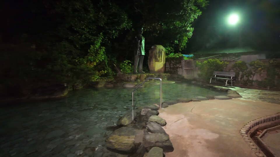 夜の銅像側の夜の大浴場